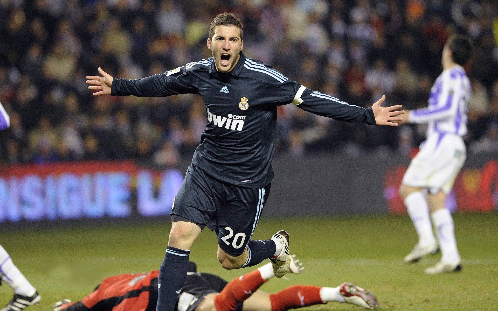 瑞士骑手马丁·福克斯荣获2024年最佳障碍赛骑手奖,表彰其卓越表现。