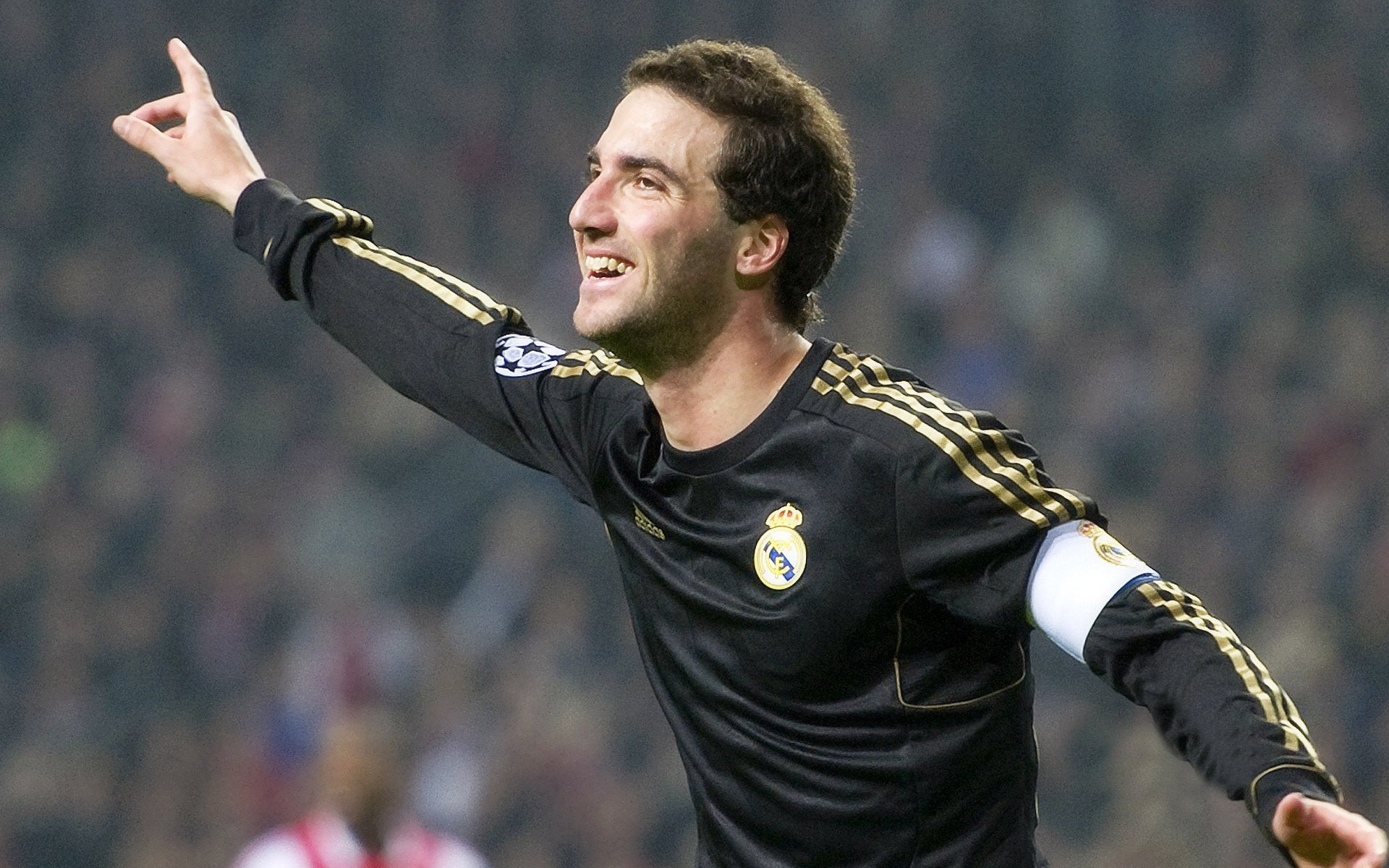 皇马晋级欧冠四强,本泽马再演帽子戏法,本泽马皇马队长