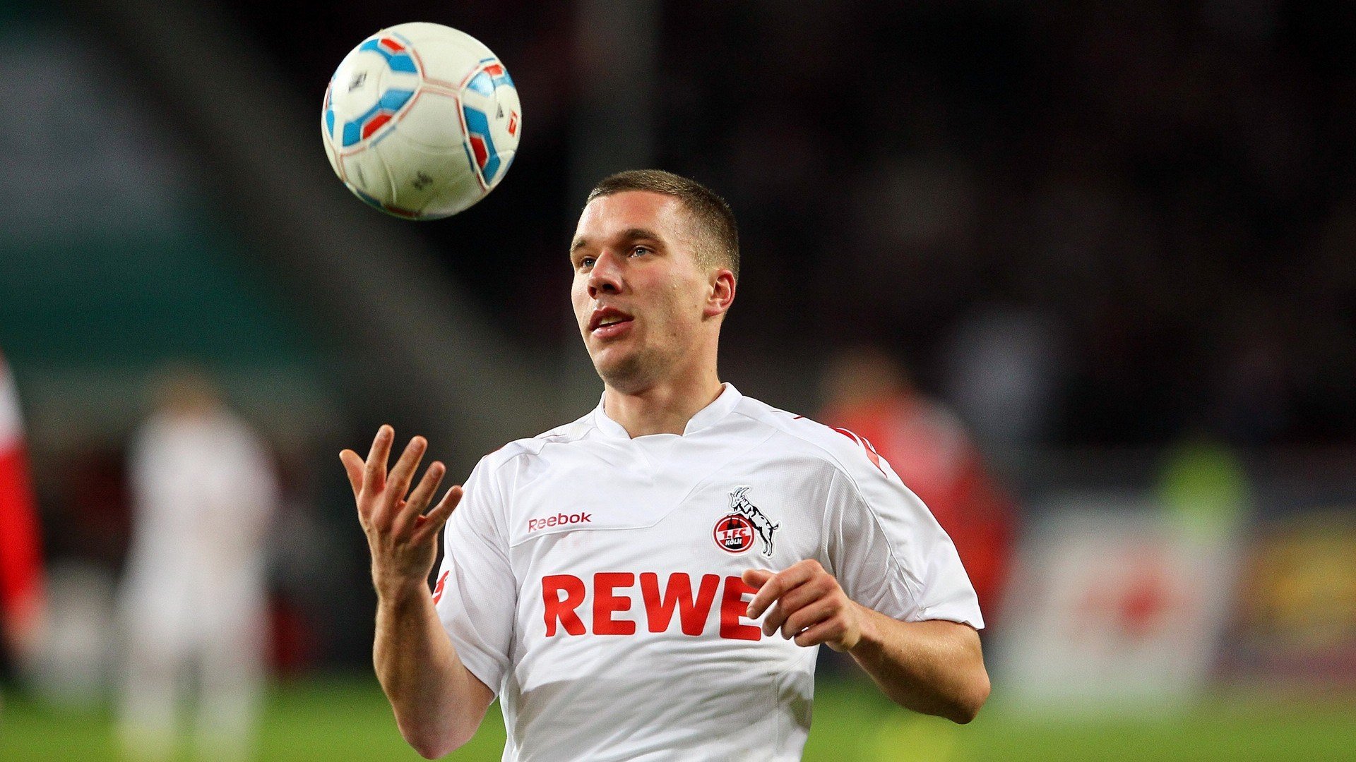 赛场上风云变幻,各路明星球员竞技激烈,球员登场